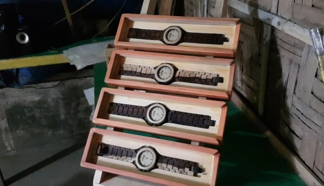 Jam tangan kayu karya Taufik. (Foto: Irsyam Faiz)