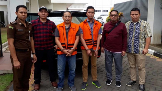 KPK mengeksekusi dua terpidana dalam kasus suap eks Wali Kota Pasuruan ke Lapas Kelas I Surabaya. Foto: Dok. Humas KPK