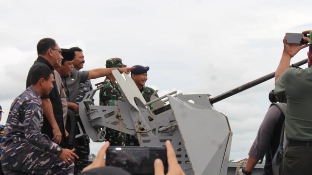 Gubernur Kalsel H Sahbirin Noor meninjau KRI Terapang, Kamis 13 Juni 2019. Foto: Humpro Kalsel