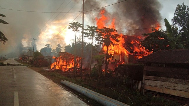 Kebakaran puluhan rumah beberapa waktu lalu saat bentrokan di Buton yang melibatkan dua desa, Foto: Dok Istimewa.