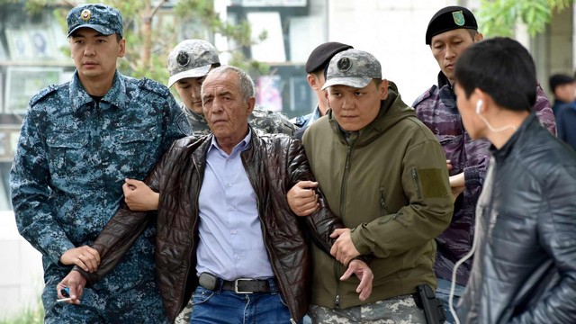 Para pendukung oposisi ditangkap petugas kepolisian di Kazakhstan. Foto: AFP