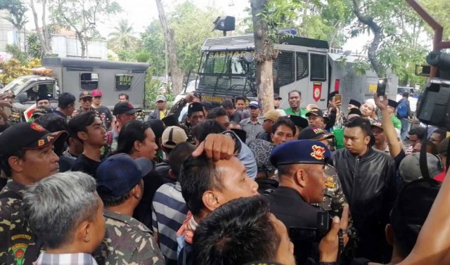 Massa Banser memblokade pintu PN Surabaya setelah mendengar seseorang berteriak PKI