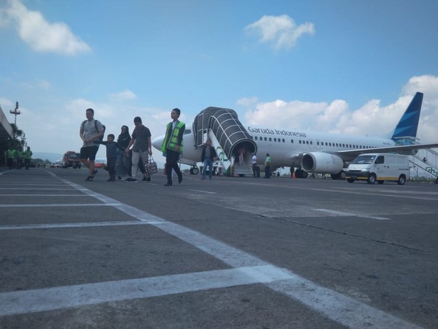 Penumpang turun dari pesawat dan memasuki bandara. Foto: Dok. Tugu Jogja.