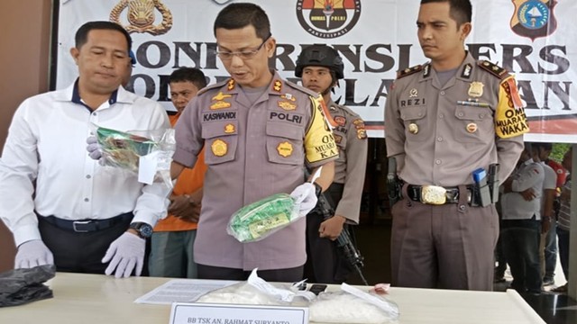 KAPOLRES Pelalawan, AKBP Kaswandi Irwan, saat ekspose penangkapan kurir 2 kg sabu-sabu dengan tersangka Rahmat Suryanto, Kamis, 13 Juni 2019, di Mapolres Pelalawan. 