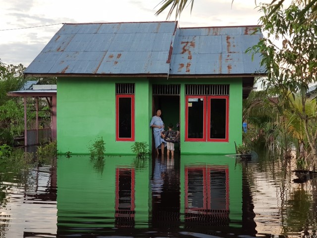 Kondisi Rumah Wati, warga Jalan Natai Arahan, Gang Paus, RT.02, Kelurahan Baru terendam banjir. (Foto: Joko Hardyono)