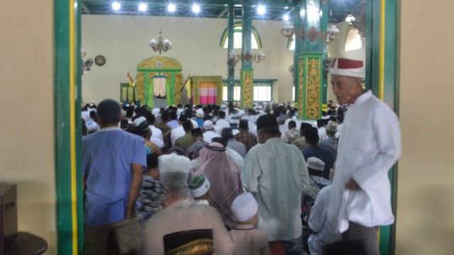 Suasana jelang Salat Idul Fitri di Sigi Lamo atau Masjid Besar Kesultanan Ternate beberapa waktu lalu. Foto: Olis/cermat