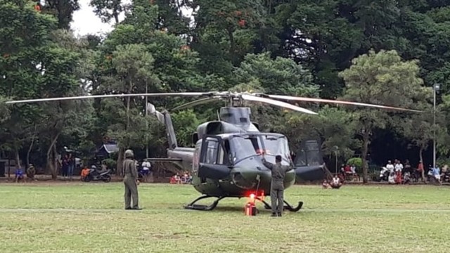 Helikopter yang mendarat darurat di lapangan Astina, Gianyar, Kamis (13/6) - kanalbali/KR10