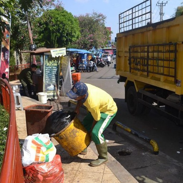 12062019-Penanganan-Sampah-Kuningan-Andri-768x510.jpg