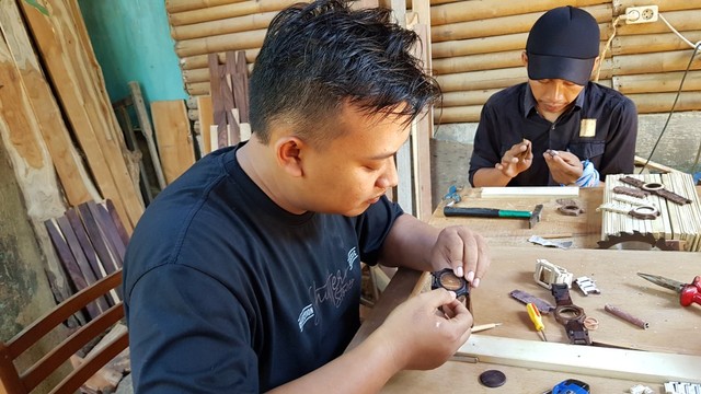 Taufik Hidayah, perajin jam tangan kayu asal Desa Balapulang Wetan, Kecamatan Balapulang, Kabupaten Tegal. (Foto: Irsyam Faiz)