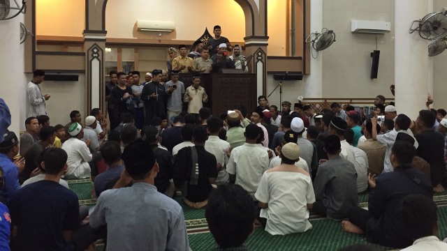 Ratusan massa membubarkan pengajian di Masjid Al Fitrah, Ketapang, Banda Aceh. Foto: Zuhri Noviandi/kumparan