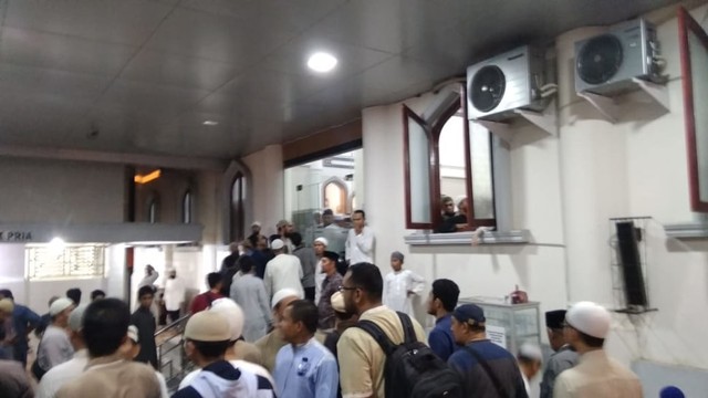 Suasana di Masjid Al-Fitrah saat sejumlah warga datang membubarkan kajian Daurah Islamiyah yang disampaikan Ustaz Firanda Andirja, Kamis (13/6) malam. Foto: Abu D