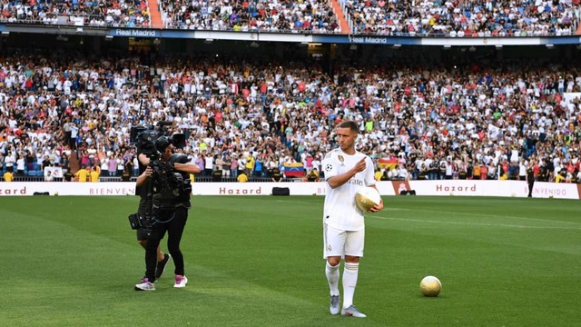Pemain baru Real Madrid, Eden Hazard, saat kenakan kostum Real Madrid di Stadion Santiago Bernabeu, Spanyol. Foto: AFP