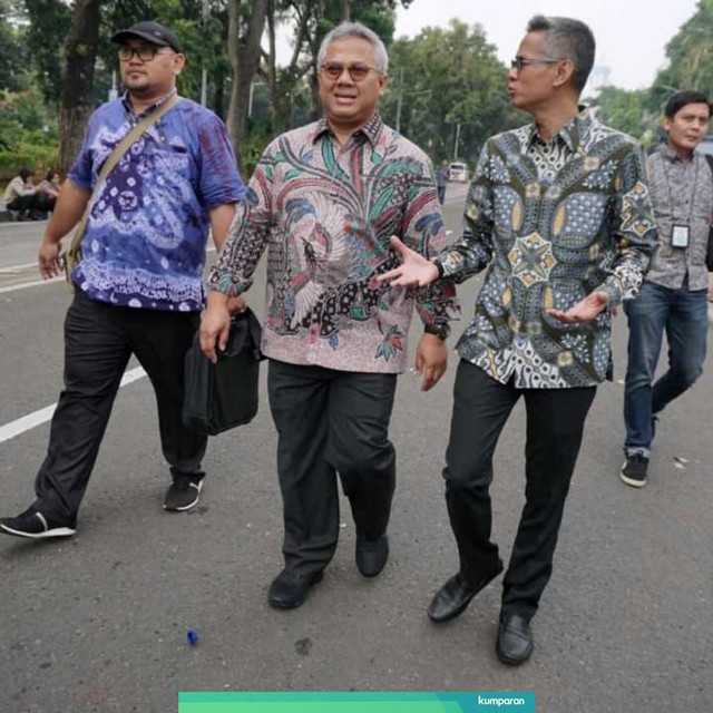 Ketua Komisi Pemilihan Umum (KPU) Arief Budiman (kiri) tiba di gedung Mahkamah Konstitusi, Jakarta, Jumat (14/6). Foto: Irfan Adi Saputra/kumparan