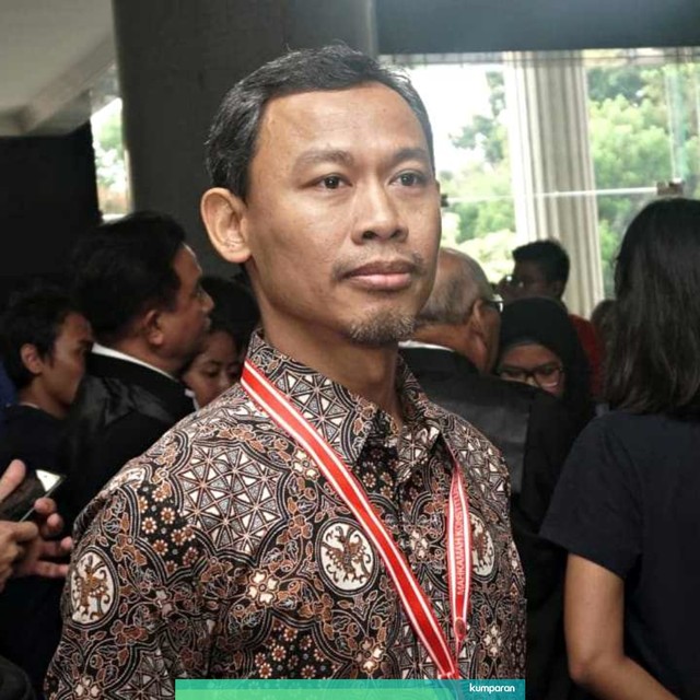 Komisioner Komisi Pemilihan Umum (KPU) Pramono Ubaid Tanthowi tiba di gedung Mahkamah Konstitusi, Jakarta, Jumat (14/6). Foto: Fanny Kusumawardhani/kumparan