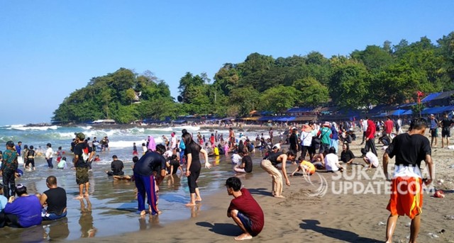 Wisatawan memadati objek wisata Pantai Citepus, Kabupaten Sukabumi. | Sumber Foto:Nandi