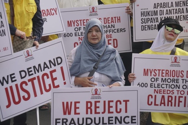 unjuk rasa di MK