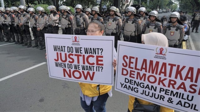 unjuk rasa di MK