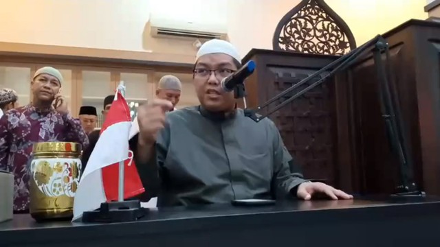 Ustaz Firanda saat memberikan ceramah bakda Magrib di Masjid Al-Fitrah, Keutapang, Banda Aceh, sebelum dibubarkan sekelompok warga. Foto: Facebook Aceh Tafaqquhfiddin