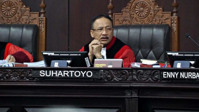 Mahkamah Konstitusi, Hakim Mahkamah Konstitusi, Suhartoyo