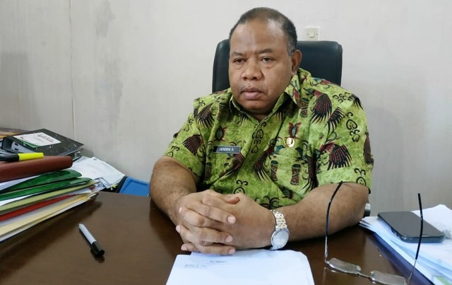 Kepala Dinas Kehutanan Provinsi Papua Barat, Hendrik F. Runaweri. Foto : Abdul R. F/balleo-kumparan