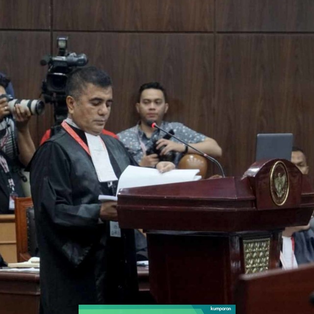 Tim kuasa hukum BPN, Teuku Nasrullah menyampaikan permohonannya di Mahkamah Konstitusi, Jakarta, Jumat (14/6). Foto: Helmi Afandi/kumparan