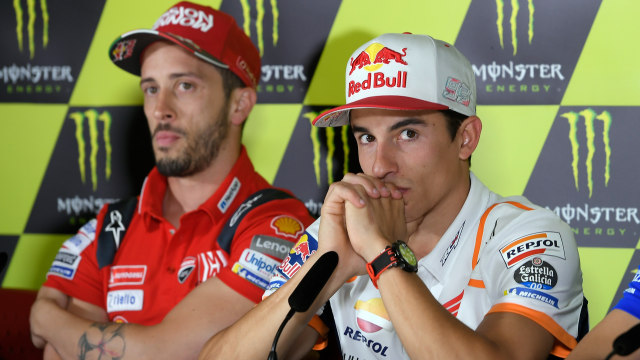 Andrea Dovizioso (kiri) dan Marc Marquez (kanan) di sesi konferensi pers MotoGP Catalunya, Kamis (13/6/2019). Foto: LLUIS GENE/AFP