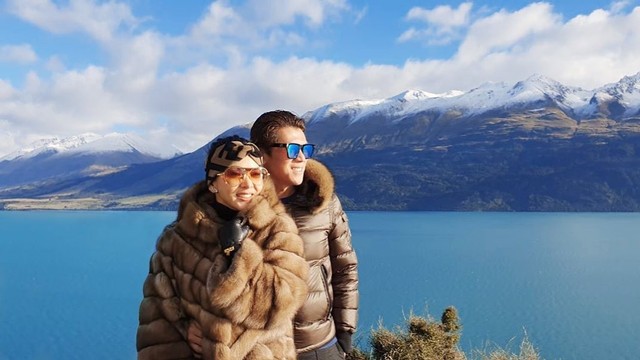 Reino Barack dan sang istri terlihat bahagia dalam liburannya menyambangi Lake Wakatipu Foto: Instagram/princessyahrini