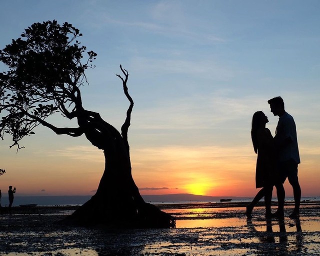 Senja yang indah di Pantai Walakiri menemani kisah pasangan Titi Kamal dan Christian Sugiono