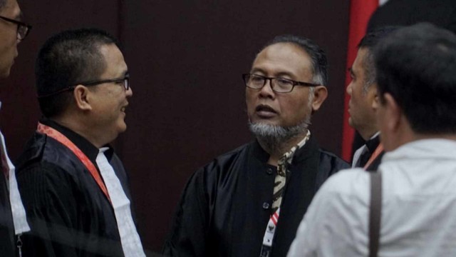 Tim kuasa hukum BPN, Bambang Widjojanto dan Denny Indrayana (kiri) saat jeda sidang perdana PHPU Pilpres 2019, di Mahkamah Konstitusi, Jakarta, Jumat (14/6). Foto: Helmi Afandi/kumparan