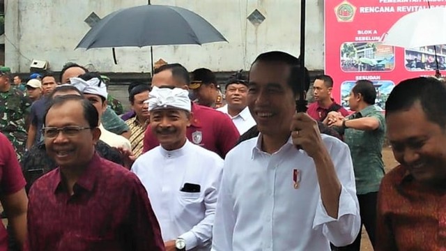 Jokowi bersama Gubernur Bali Wayan Koster (kiri) saat di Sukawati, Gianyar (kanalbali/KAD)