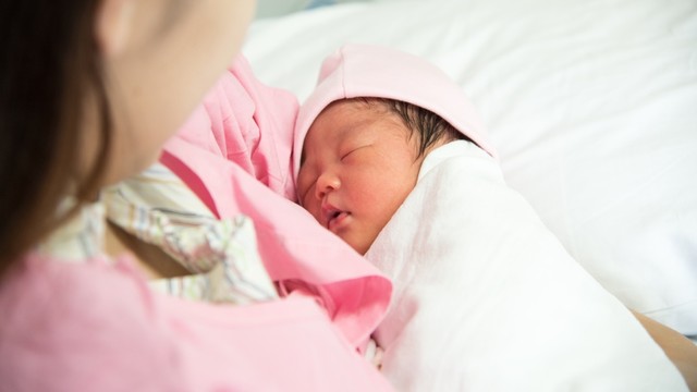 Manfaat Bedong untuk Bayi Baru Lahir. Foto: Shutterstock