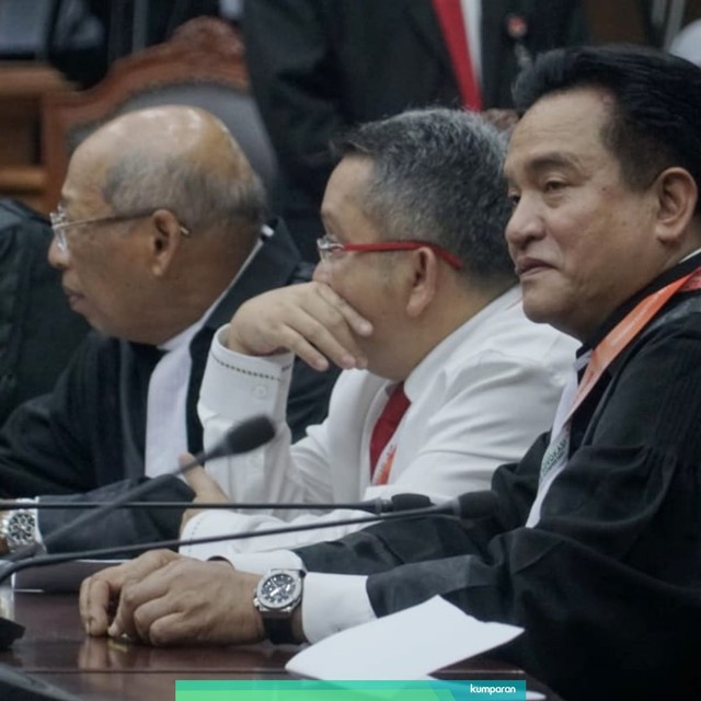 Tim Kuasa Hukum TKN, Yusril Ihza Mahendra (kanan) pada sidang perdana PHPU Pilpres 2019  di Mahkamah Konstitusi, Jakarta (14/06). Foto: Helmi Afandi Abdullah/kumparan