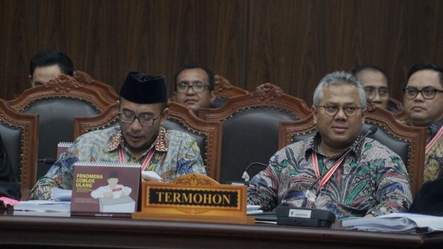 Ketua Komisi Pemilihan Umum (KPU) Arief Budiman (kanan) menghadiri sidang perdana PHPU Pilpres 2019 di Mahkamah Konstitusi, Jakarta (14/06). Foto: Helmi Afandi Abdullah/kumparan