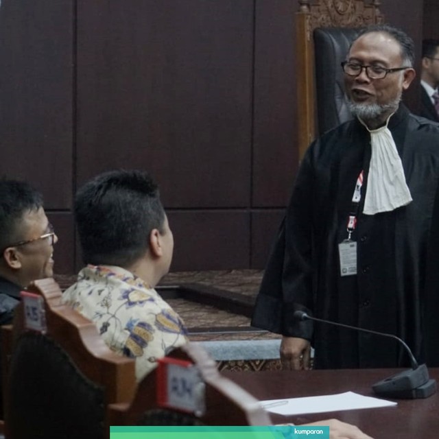 Tim Kuasa Hukum BPN, Bambang Widjojanto (kanan) berbicara dengan rekannya pada sidang perdana PHPU Pilpres 2019  di Mahkamah Konstitusi, Jakarta (14/06). Foto: Helmi Afandi Abdullah/kumparan