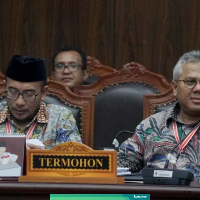 Ketua KPU, Arief Budiman (kanan) pada sidang perdana PHPU Pilpres 2019, di Mahkamah Konstitusi, Jakarta, Jumat (14/6). Foto: Helmi Afandi/kumparan