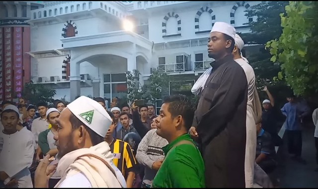 Ketua Tastafi Banda Aceh, Tgk Umar Rafsanjani saat menenangkan massa di Masjid Oman, Banda Aceh, Jumat (14/06). Foto: Facebook 