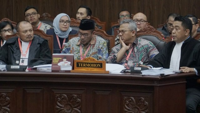 Ketua KPU, Arief Budiman (kedua dari kanan) saat perdana PHPU Pilpres 2019 di Mahkamah Konstitusi, Jakarta (14/06). Foto: Helmi Afandi Abdullah/kumparan