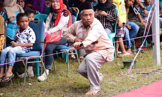Salah satu pamose (tokoh adat), melakukan atraksi tari parang dalam rangkaian ritual Mamose masyarakat adat Tangkou Budong-budong, Mamuju Tengah, Sulawesi Barat. Foto: Dok. Istimewa