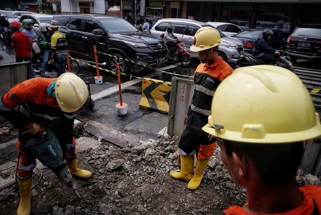 Pekerja menyelesaikan penataan trotoar di Jalan Cikini, Jakarta Pusat,Jumat (14/6). Foto: Jamal Ramadhan/kumparan