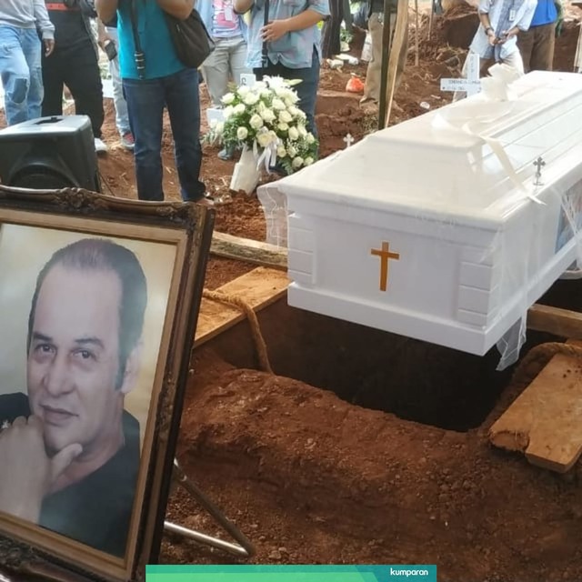 Pemakaman Robby Sugara di TPU Pondok Ranggon Foto: Alexander Vito Edward Kukuh/kumparan