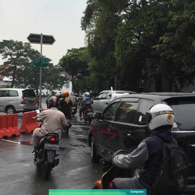 Kendaraan-kendaraan yang terpaksa putar balik akibat Jalan Veteran diblokir. Foto: Muhammad Darisman/kumparan