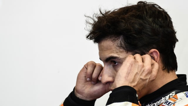 Marc Marquez melepas ear plug usai menjajal sesi latihan bebas empat (FP4) di GP Italia 2019. Foto: Filippo MONTEFORTE/AFP