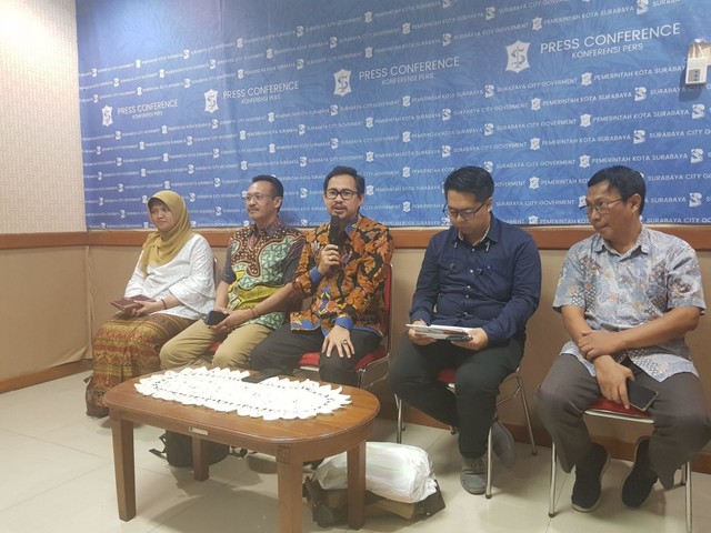 M. Ikhsan, Kadispendik Surabaya (membawa mic) dalam sesi jumpa pers hari ini (14/6).