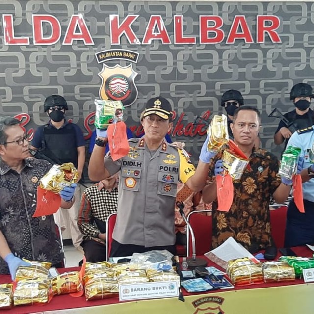 Siaran pers penangkapan peredaran narkotika jenis sabu sebanyak 25 kilogram oleh Kepolisian Daerah Kalimantan Barat di Mapolda Kalbar. Foto: Dok. Hi!Pontianak