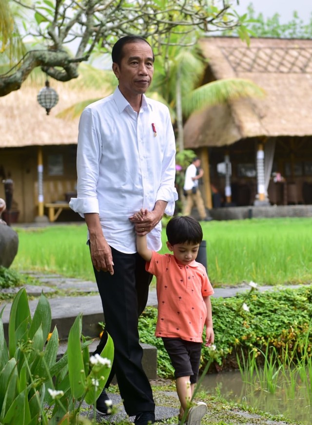 Presiden Joko Widodo bersama cucunya, Jan Ethes menyusuri sawah di salah satu rumah makan di Ubud, Bali. Foto: Dok. Istimewa