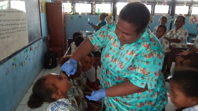 Imunisasi Polio di SD Koya Barat. (BumiPapua.com/Katharina)