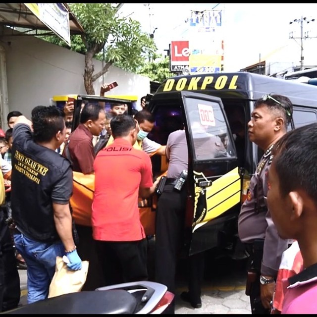 Suasana pengangkutan jenazah korban bunuh diri Jalan Prof. Soeharso Kota Solo, saat hendak dibawa ke rumah sakit pada Jumat (14/06/2019) siang. (Agung Santoso)