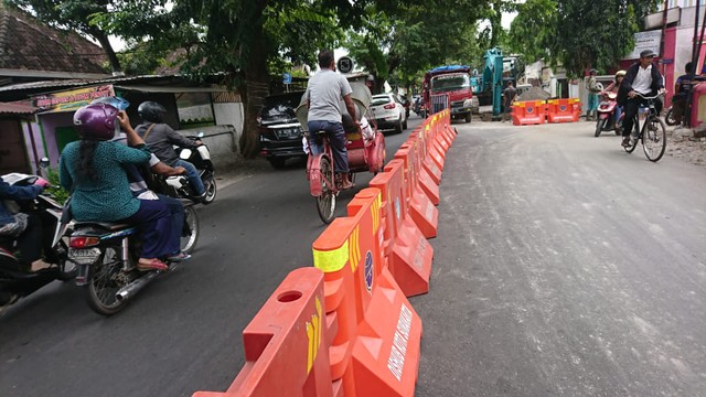 Kawasan Jalan RM. Said, Solo Jawa Tengah, akan diberlakukan satu arah selama pembangunan drainase. Pemberlakuan jalur satu arah ini akan berlangsung satu bulan kedepan. (Agung Santoso)