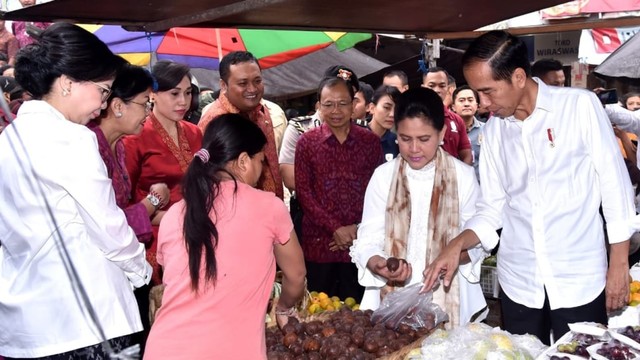 Presiden Jokowi saat berbelanja di Pasar Sukawati, Jumat (14/6) - kanalbali/KAAD