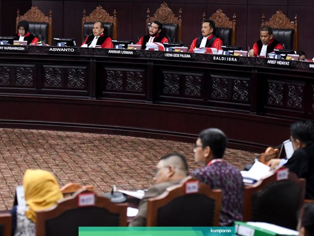 Ketua Mahkamah Konstitusi (MK) Anwar Usman (tengah) memimpin sidang perdana Perselisihan Hasil Pemilihan Umum (PHPU) sengketa Pilpres 2019 di Mahkamah Konstitusi. Foto: ANTARA FOTO/Hafidz Mubarak A